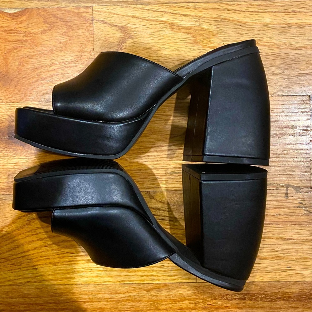 Peep toe platform mules with a curved heel
